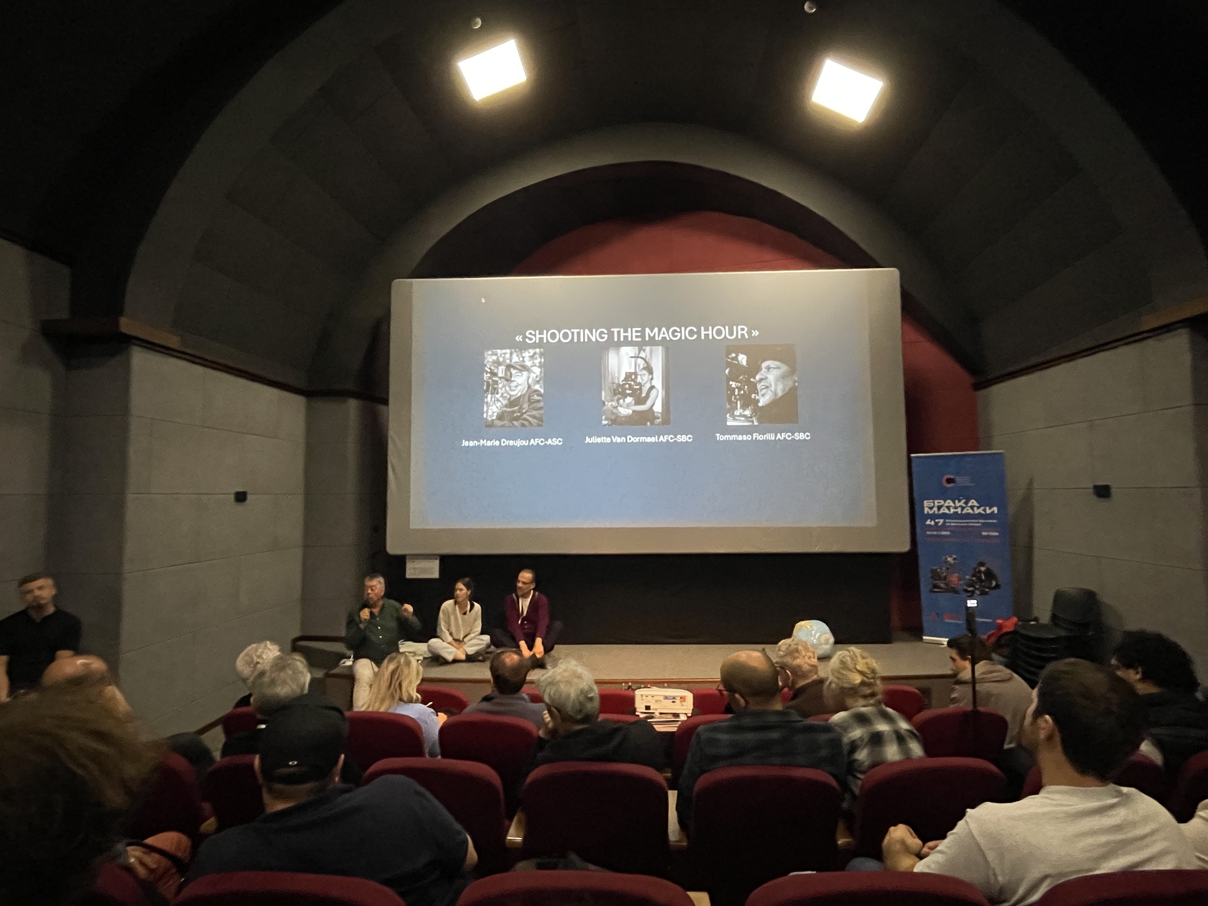 Jean-Marie Dreujou, Juliette Van Dormael et Tommaso Fiorilli assis sur la scène, devant l’écran titre de la masterclass