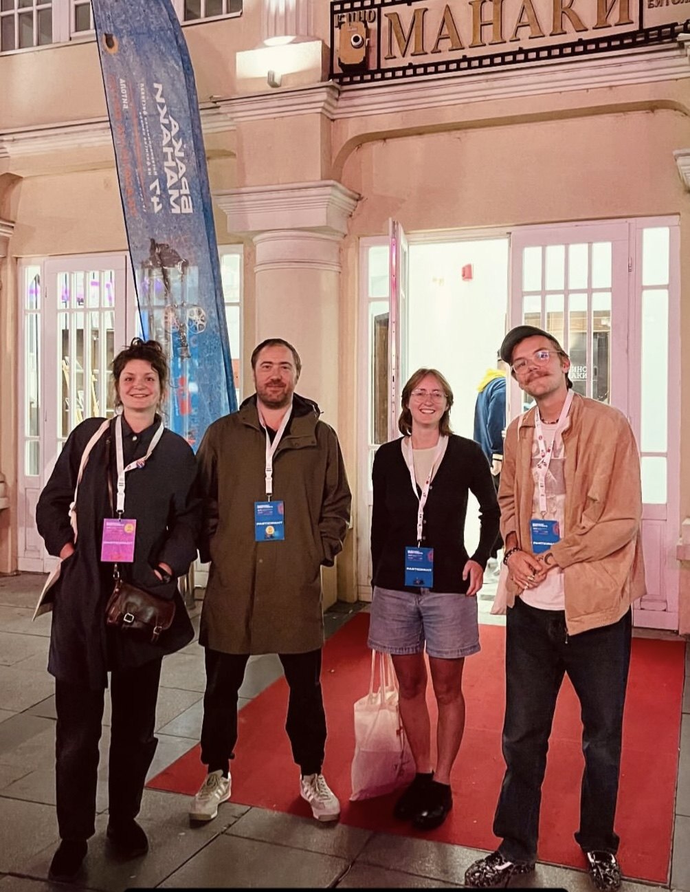 Les quatre membres de la délégation de l’UCO debout sur le tapis rouge devant la salle Manaki