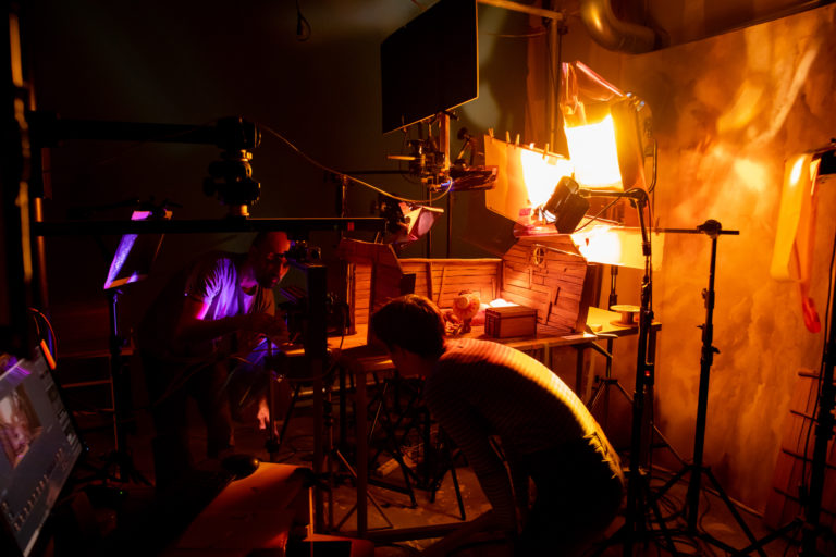 Des projecteurs éclairent un plateau d'animation.