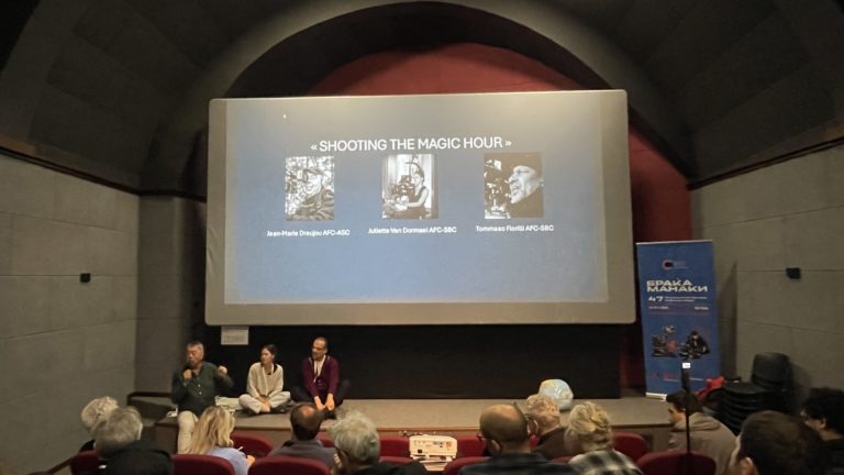 Jean-Marie Dreujou, Juliette Van Dormael et Tommaso Fiorilli assis sur la scène, devant l’écran titre de la masterclass